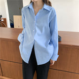 Relaxed outer wear and simple inner wear with solid bottomed shirt