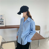 Relaxed outer wear and simple inner wear with solid bottomed shirt